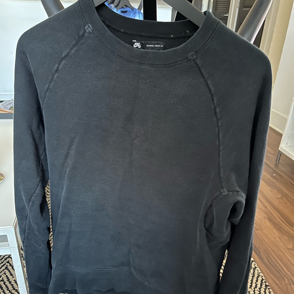 Nike SB Crew Neck Sweatshirt with ThumbHolds in Washed Black